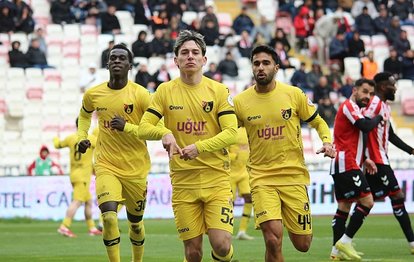 "Istanbulspor, Sivas'ta Fırtına Gibi Esiyor: Özbelsan Sivasspor'u 3-1 Yendi!"